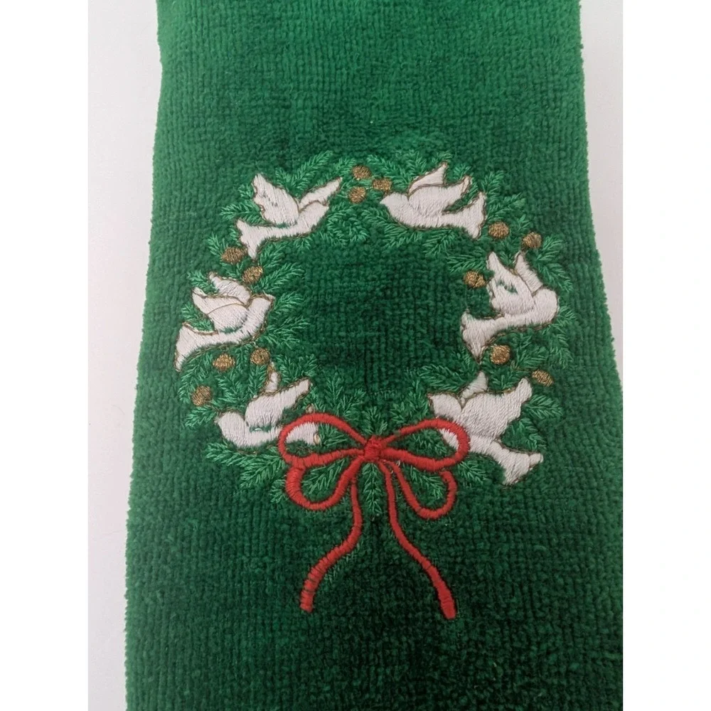Vintage Christmas Hand Towel‎ Green Holly Wreath Embroidered Fringe Cotton Blend